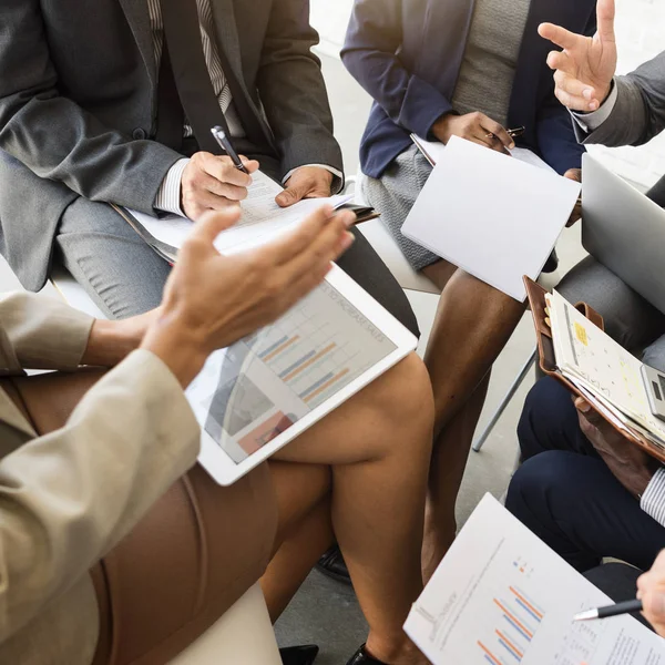 Pessoas de negócios discutindo plano de marketing — Fotografia de Stock