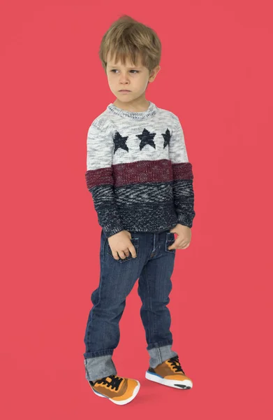 Kleiner Junge posiert im Studio — Stockfoto