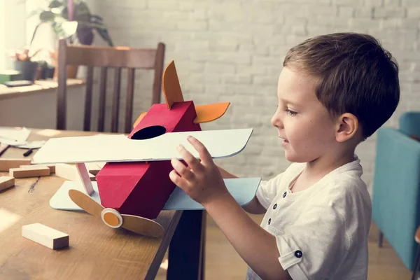 Malý chlapec hraje s hračkou letadla — Stock fotografie