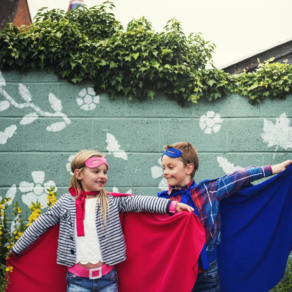 Kinder in Superheldenkostümen. — Stockfoto