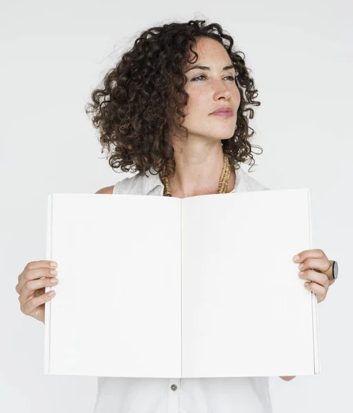 Mulher segurando papel em branco — Fotografia de Stock