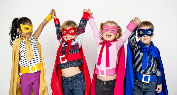 孩子们在服饰超级英雄 — 图库照片