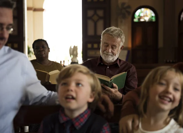 Personer be i kyrkan — Stockfoto