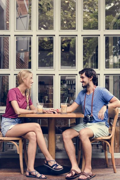 Pareja teniendo cita en el restaurante — Foto de Stock