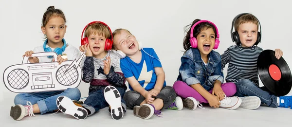 Niños pequeños posando en el estudio —  Fotos de Stock