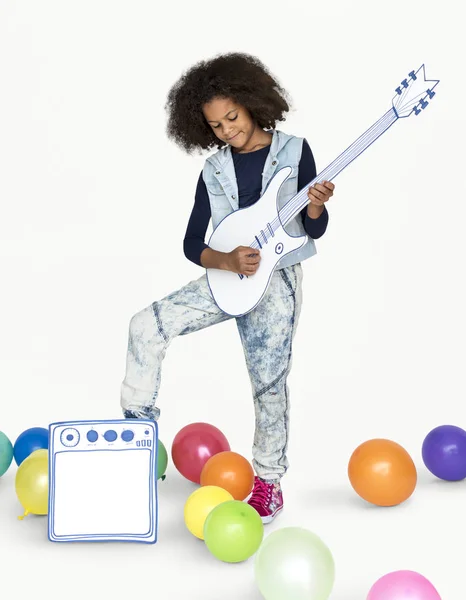 Africano niño jugando en papel guitarra . — Foto de Stock