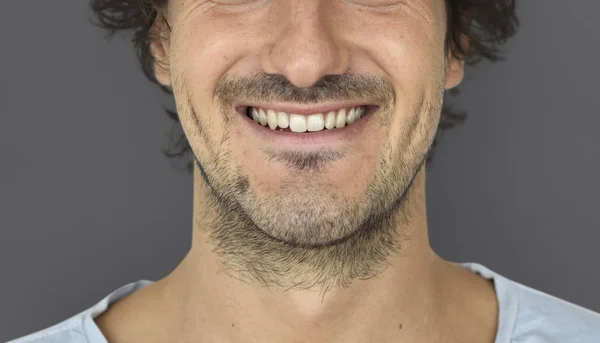 Кавказский мужчина улыбается — стоковое фото