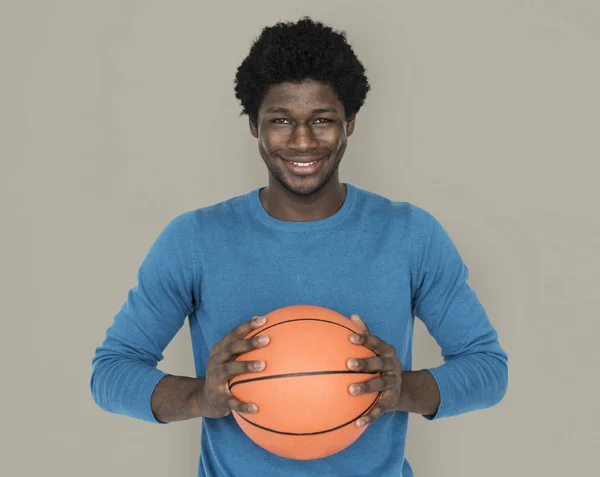 Hombre afroamericano con baloncesto — Foto de Stock