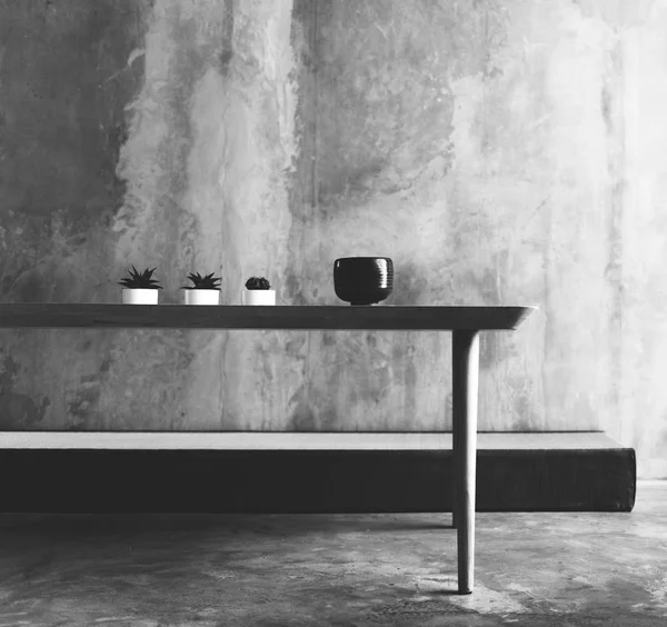 Интерьер кафе со столом и скамейкой — стоковое фото
