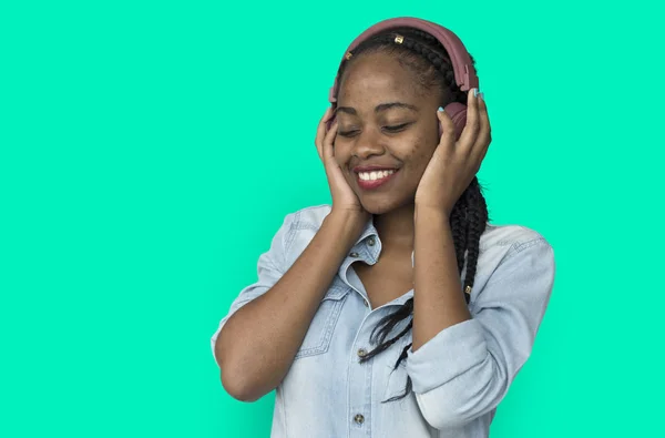 Vrouw luisteren muziek in hoofdtelefoon — Stockfoto