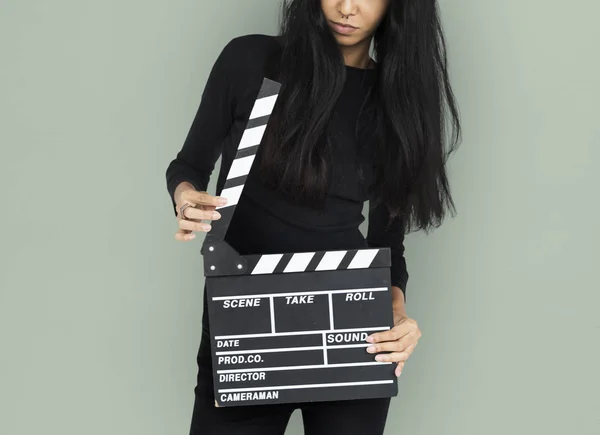 Kvinnan håller i händerna filmklappa — Stockfoto