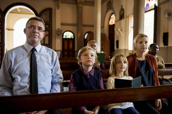 Personer be i kyrkan — Stockfoto