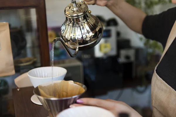 Camarera vertiendo té en la taza —  Fotos de Stock