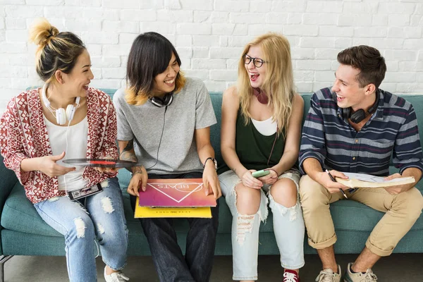 Estudiantes mirando el disco de vinilo — Foto de Stock