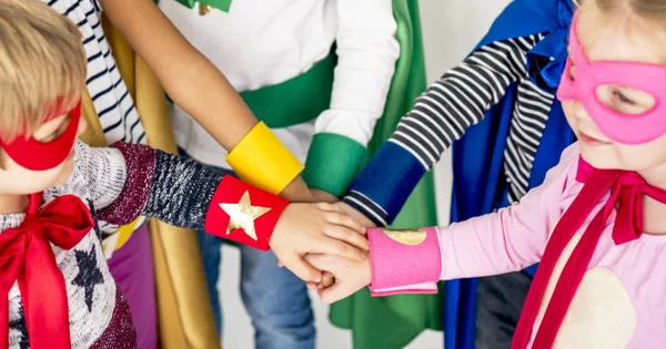 Kinderen in superhelden kostuums — Stockfoto