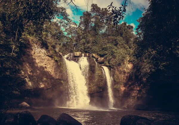 Krásný vodopád v džungli — Stock fotografie
