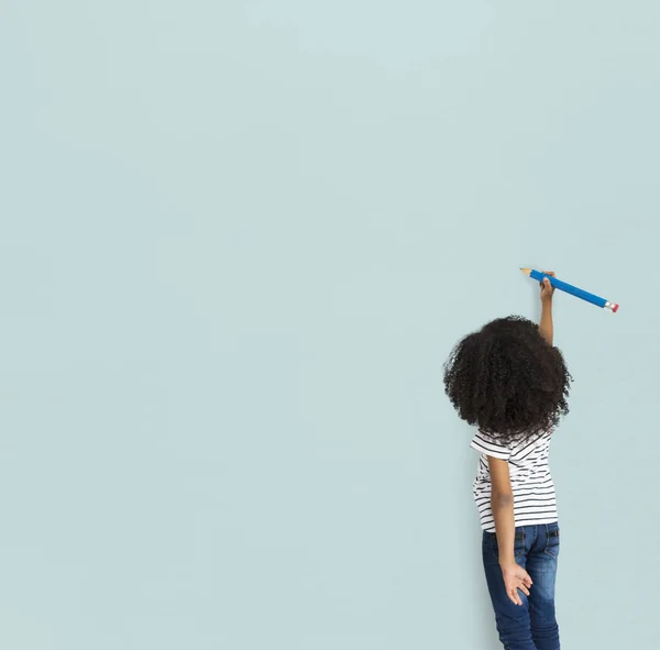 Mädchen zeichnen mit Bleistift — Stockfoto