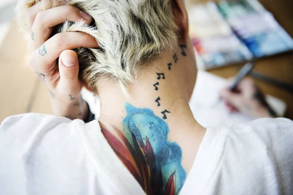 Tatuerade Kvinna ritning bild — Stockfoto