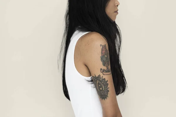 Mujer asiática con tatuaje — Foto de Stock