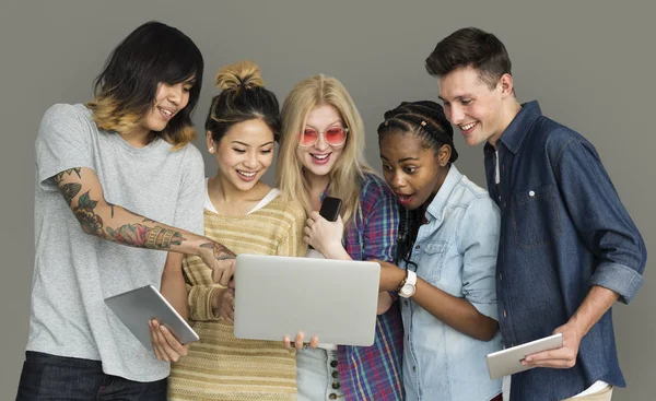 Schüler nutzen digitale Geräte — Stockfoto