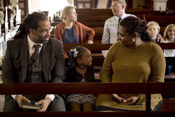 kilisede dua insanlar