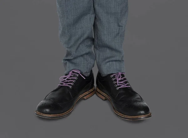 Homem de calça azul e sapatos pretos — Fotografia de Stock
