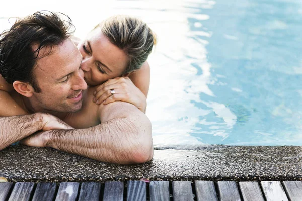 Paar knuffelen in de buurt van zwembad — Stockfoto