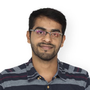 Hintli adam gülümsüyor