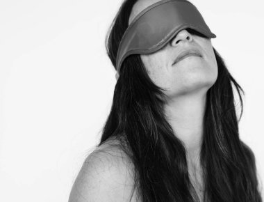 Göz maskesi takan kadın