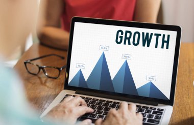 dizüstü bilgisayar kullanan kişi. 