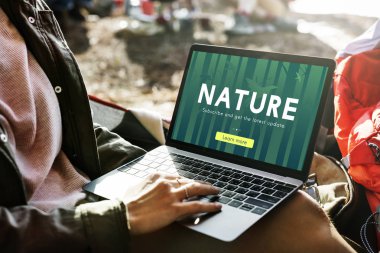 Dizüstü bilgisayar kullanan kadın