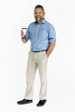 Elinde kahve tutan adam.