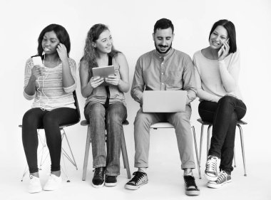 Dijital aygıtlar kullanan insanlar