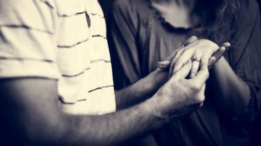 adam kadın parmağında yüzüğü