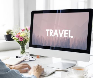 bilgisayar ile çalışan kadın