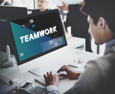 Bilgisayarda çalışan iş adamı