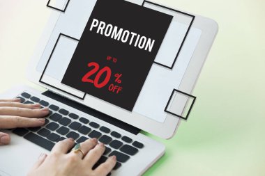 Dizüstü bilgisayarda çalışan kadın