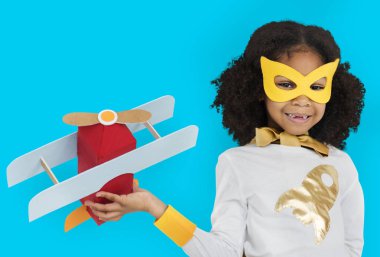  Kağıt uçakla oynayan kız