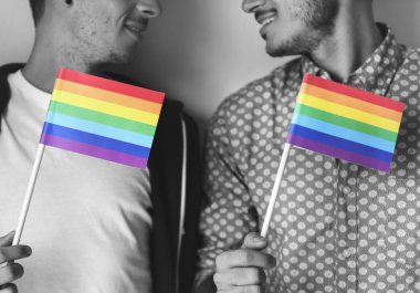 gay çift gökkuşağı bayrakları holding