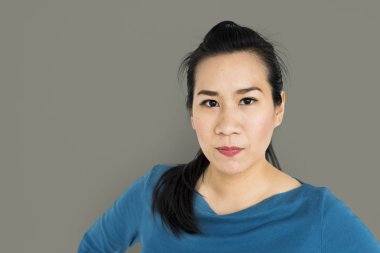 Ciddi bir Asyalı kadın yüz