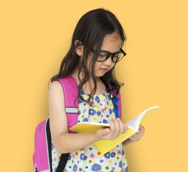 küçük kız stüdyoda poz