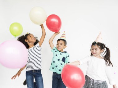  Çocuklar balonlarla oynuyor