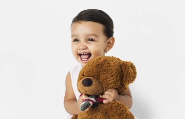 oyuncak ayı ile gülümseyen küçük kız