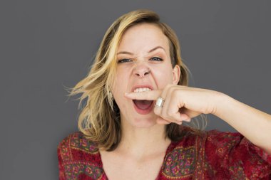 kadın komik bir jest yapma