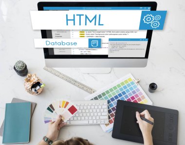Grafik tabletine resim çizen kadın