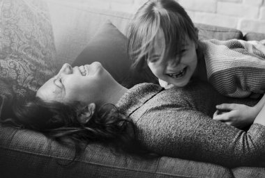 Anne ve kızı gülüyor.