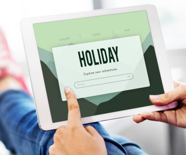 Dijital tablet kullanan kişi 