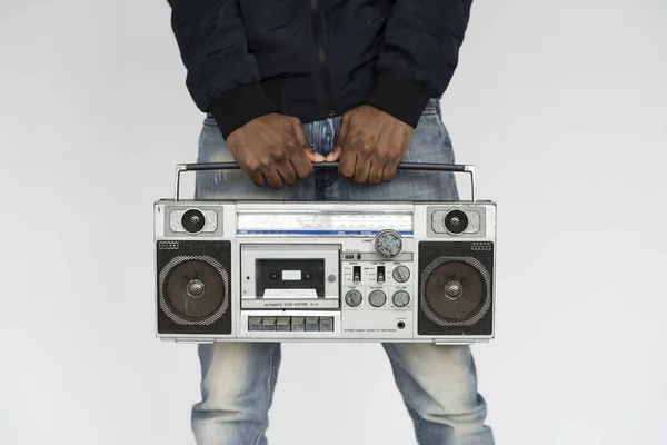 Africký muž poslech hudby v boombox — Stock fotografie