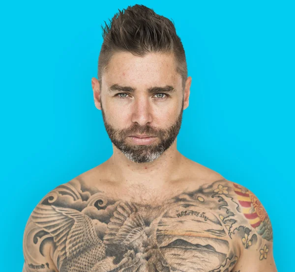 Tetovált jóképű férfi — Stock Fotó