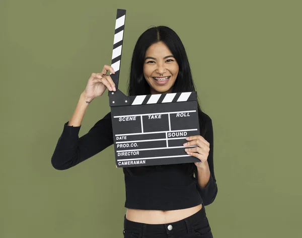 Mulher segura nas mãos Clapper Board — Fotografia de Stock